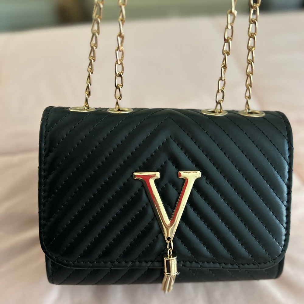 Elegant Black Quilted Handbag with Gold Chain